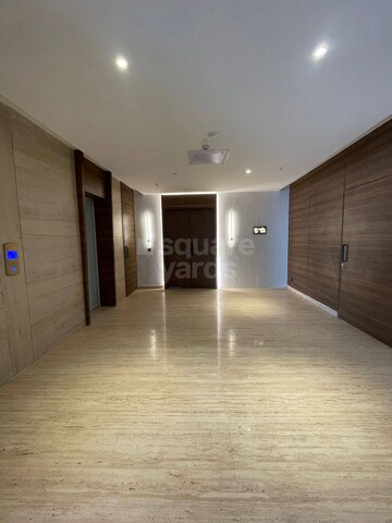 Room in 4 BHK Apartment at Bandra West – for Rent
