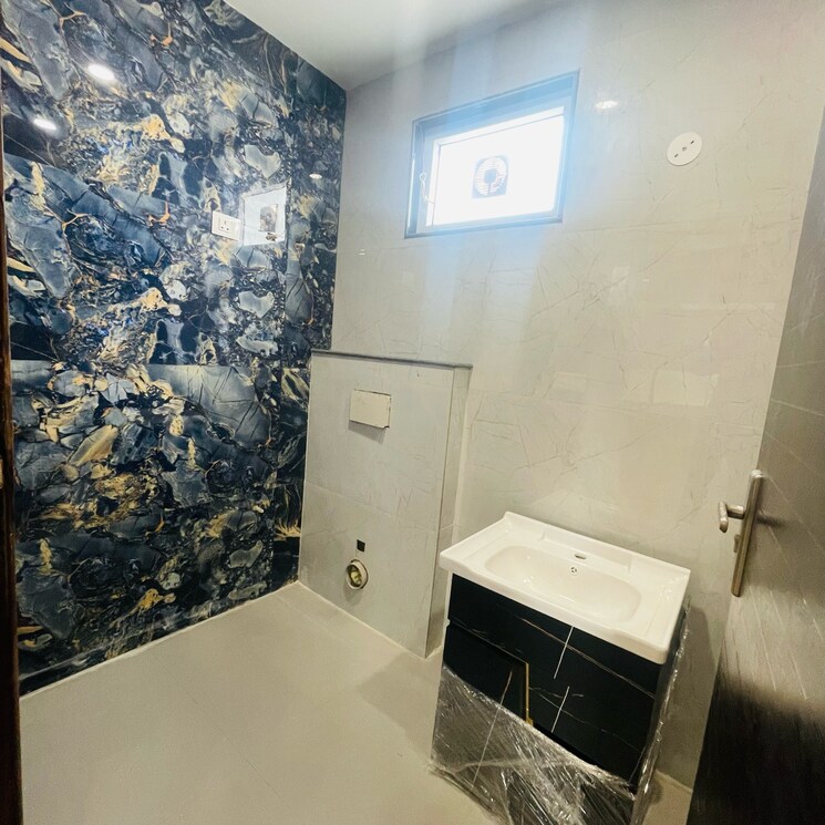 Bathroom, sushant-lok-3 3.5 Bedroom 204 Sq.Yd. Builder Floor In Sector 57 Gurgaon 8079826