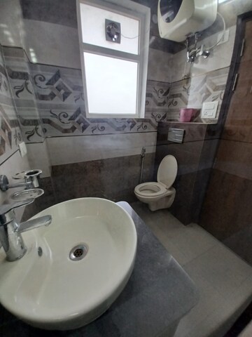 Bathroom in 1.5 BHK Builder Floor at DLF Atria, Dlf Phase ii – for Rent