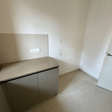 Room in 2 BHK Apartment at Hiranandani Estate Flamingo, Hiranandani Estate – for Sale