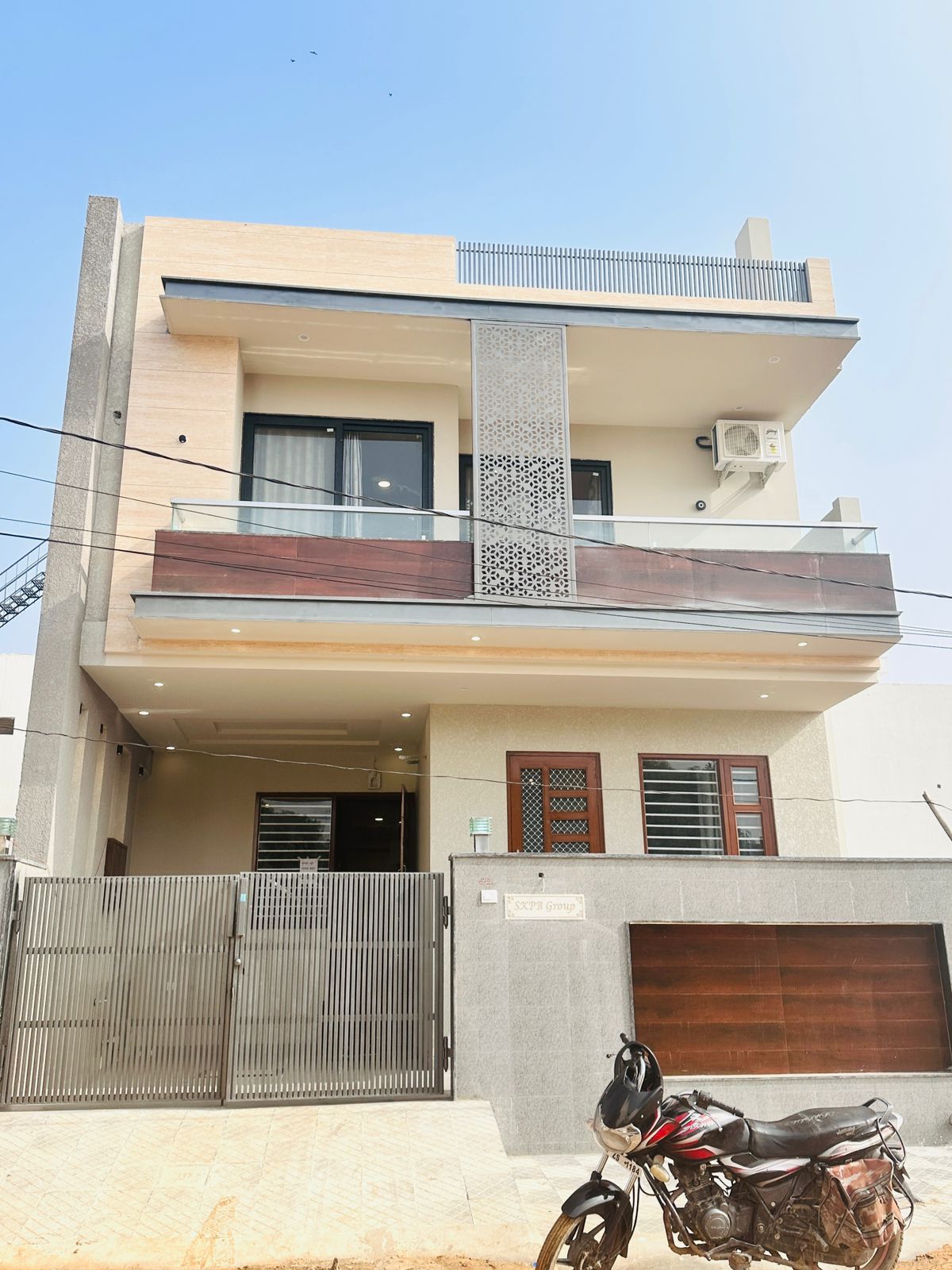 5 BHK + Pooja Room Villa For Sale in Mansarovar Extension