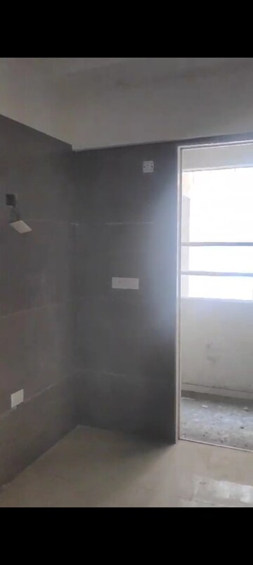 Furnished Amenities in 2.5 BHK Apartment at Mitha Nagar – for Rent