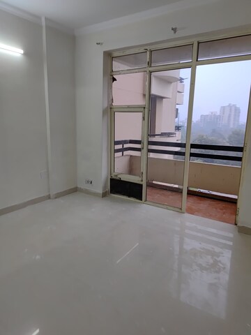 Room in 3 BHK Apartment at Ansal Sushant Estate, Sector 52 – for Rent