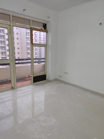 Room in 3 BHK Apartment at Ansal Sushant Estate, Sector 52 – for Rent