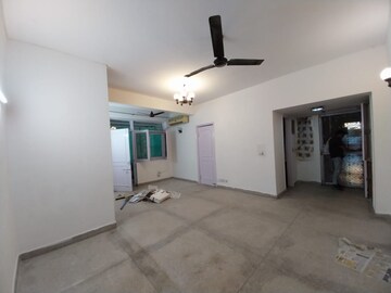 Room in 2 BHK Apartment at DLF Silver Oaks, Sector 26 – for Rent