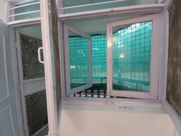 Room in 2 BHK Apartment at DLF Silver Oaks, Sector 26 – for Rent