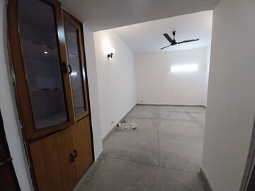 Room in 2 BHK Apartment at DLF Silver Oaks, Sector 26 – for Rent