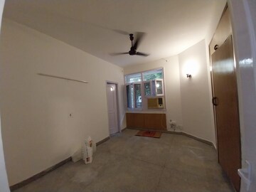 Room in 2 BHK Apartment at DLF Silver Oaks, Sector 26 – for Rent