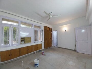 Room in 2 BHK Apartment at DLF Silver Oaks, Sector 26 – for Rent