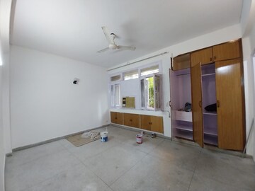 Room in 2 BHK Apartment at DLF Silver Oaks, Sector 26 – for Rent