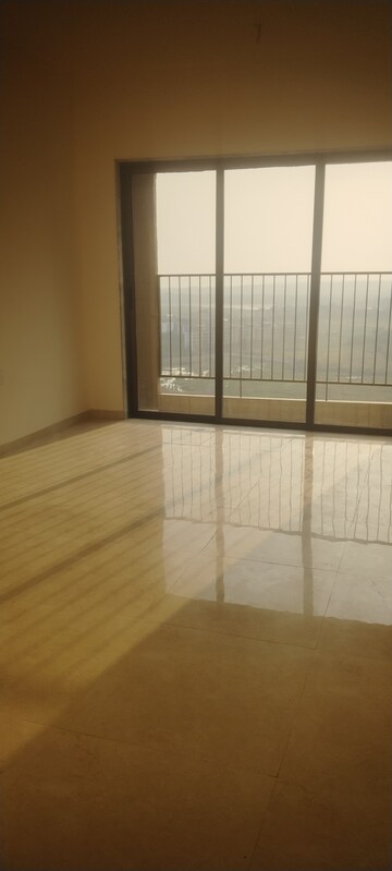 Room in 3 BHK Apartment at Sunteck Maxxworld, Naigaon East – for Rent