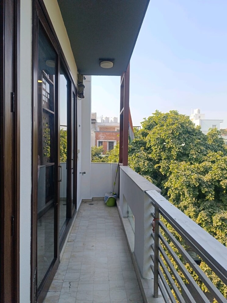 Balcony, sarvapriya vihar 3 Bedroom 170 Sq.Yd. Builder Floor In Sarvapriya Vihar Delhi 8080378