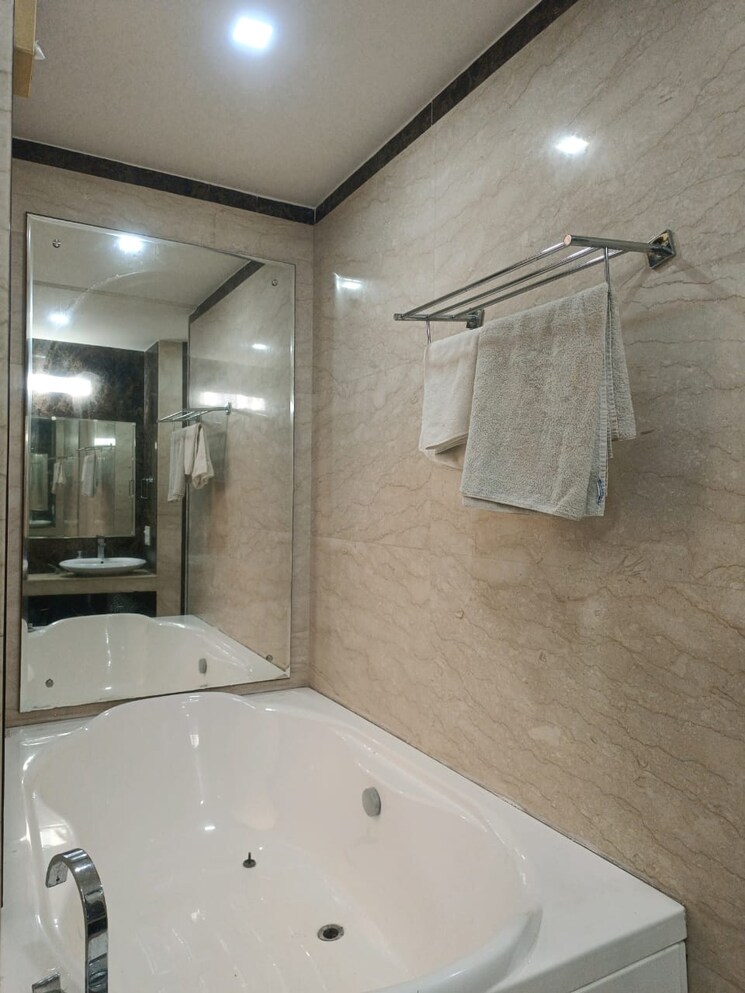 Bathroom, sarvapriya vihar 3 Bedroom 170 Sq.Yd. Builder Floor In Sarvapriya Vihar Delhi 8080378