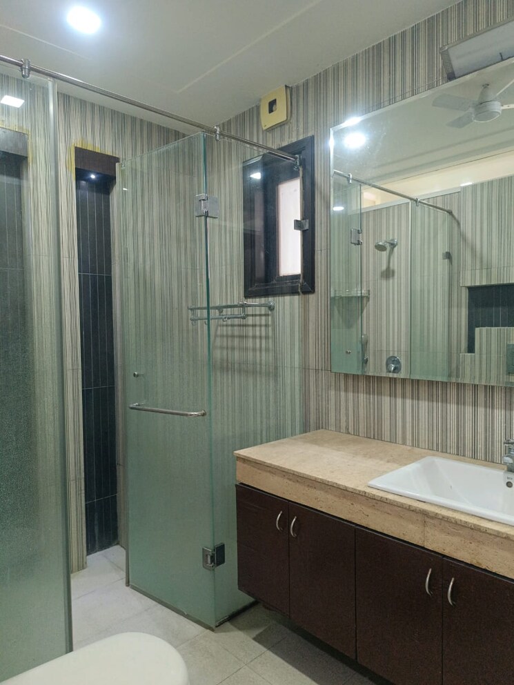 Attached Bathroom, sarvapriya vihar 3 Bedroom 170 Sq.Yd. Builder Floor In Sarvapriya Vihar Delhi 8080378