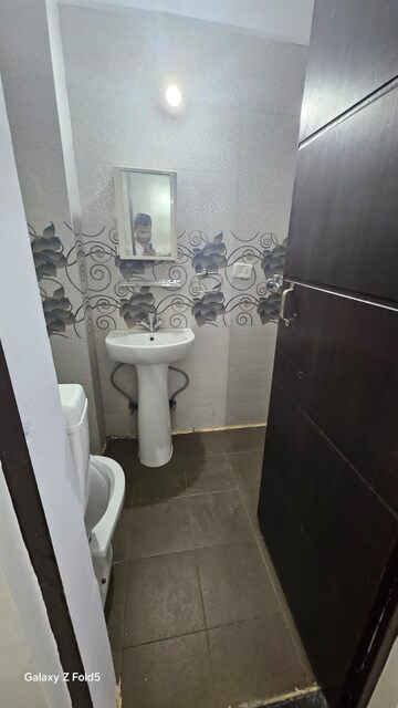 Bathroom in 1 BHK Builder Floor at Sector 30 – for Rent