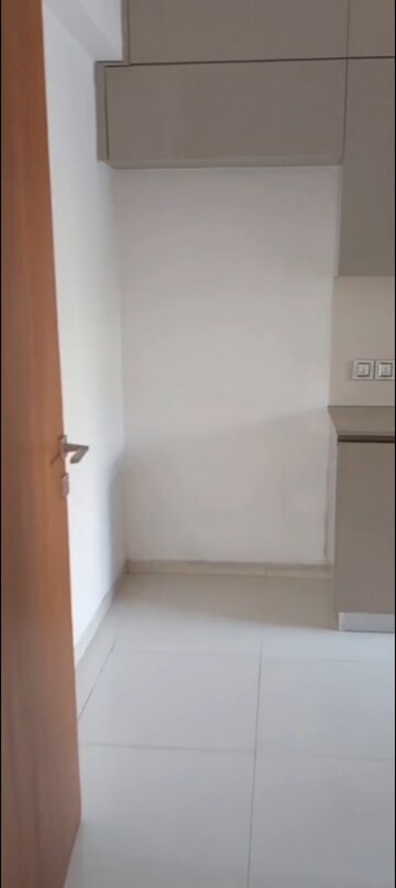 Room in 3 BHK Apartment at Hiranandani Meadows, Manpada – for Rent