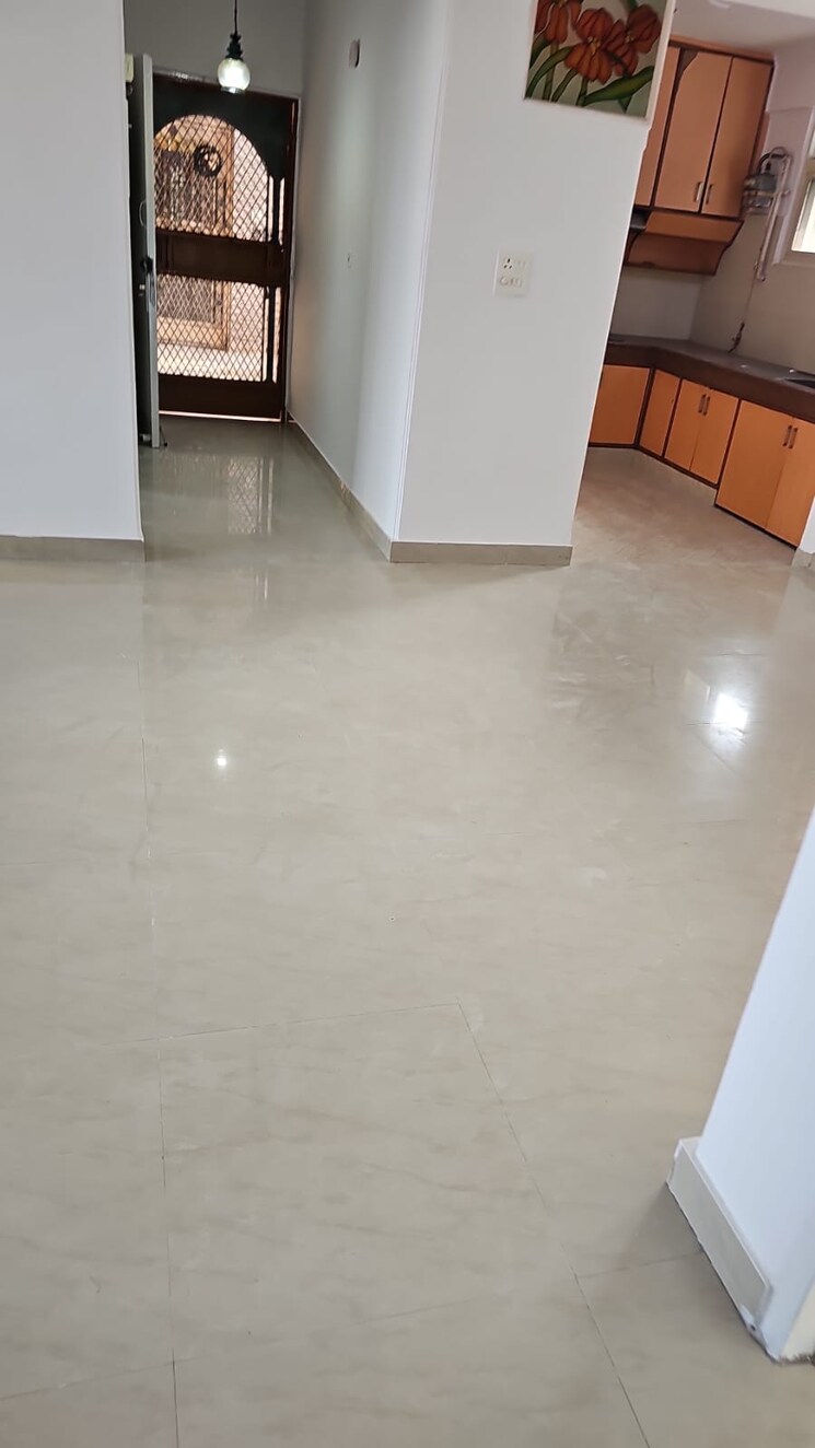 Room, sector 5 dwarka 3.5 Bedroom 1800 Sq.Ft. Apartment In Sector 5, Dwarka Delhi 8080651