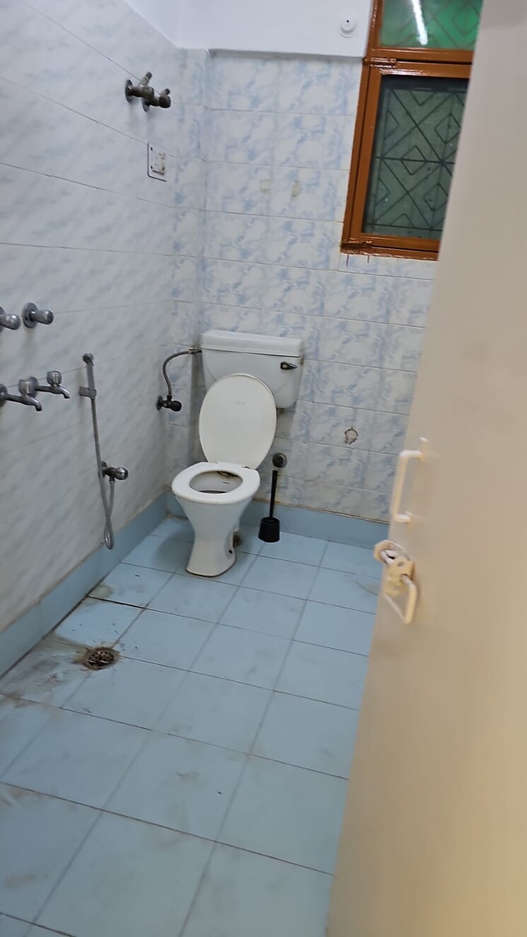 Bathroom, sector 5 dwarka 3.5 Bedroom 1800 Sq.Ft. Apartment In Sector 5, Dwarka Delhi 8080651