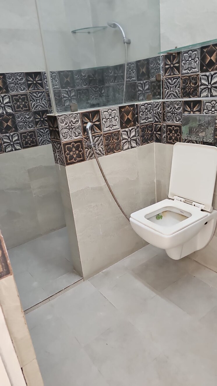 Bathroom, sector 5 dwarka 3.5 Bedroom 1800 Sq.Ft. Apartment In Sector 5, Dwarka Delhi 8080651