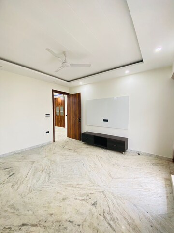 Room in 4 BHK Builder Floor at Sushant Lok 2, Sector 57 – for Sale