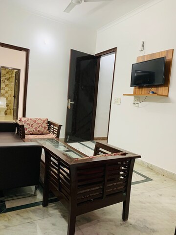 Living Room in 1 BHK Builder Floor at Ansal Sushant Lok I, Sector 43 – for Rent