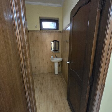 Building Lobby in 3 BHK Builder Floor at Sector 31 – for Rent