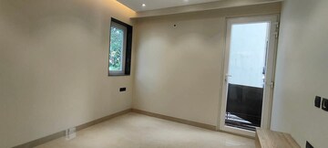 Room in 3 BHK Builder Floor at Sector 9 – for Rent