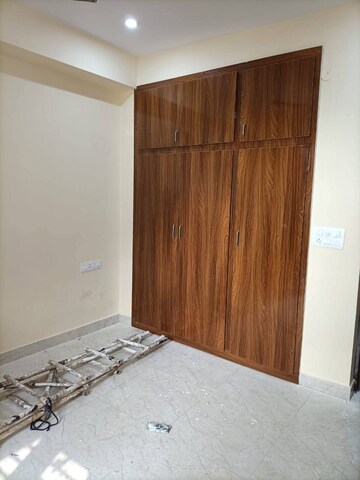 Room in 2 BHK Builder Floor at Sector 9 – for Rent