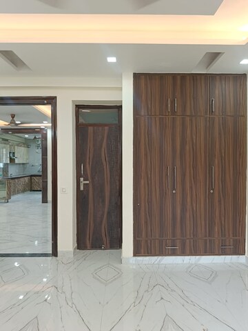 Room in 4 BHK Builder Floor at Sector 51 – for Rent
