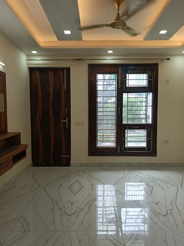 Room in 4 BHK Builder Floor at Sector 51 – for Rent