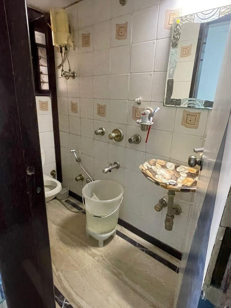 Bathroom, santacruz west 3 Bedroom 1000 Sq.Ft. Apartment In Santacruz West Mumbai 8080990