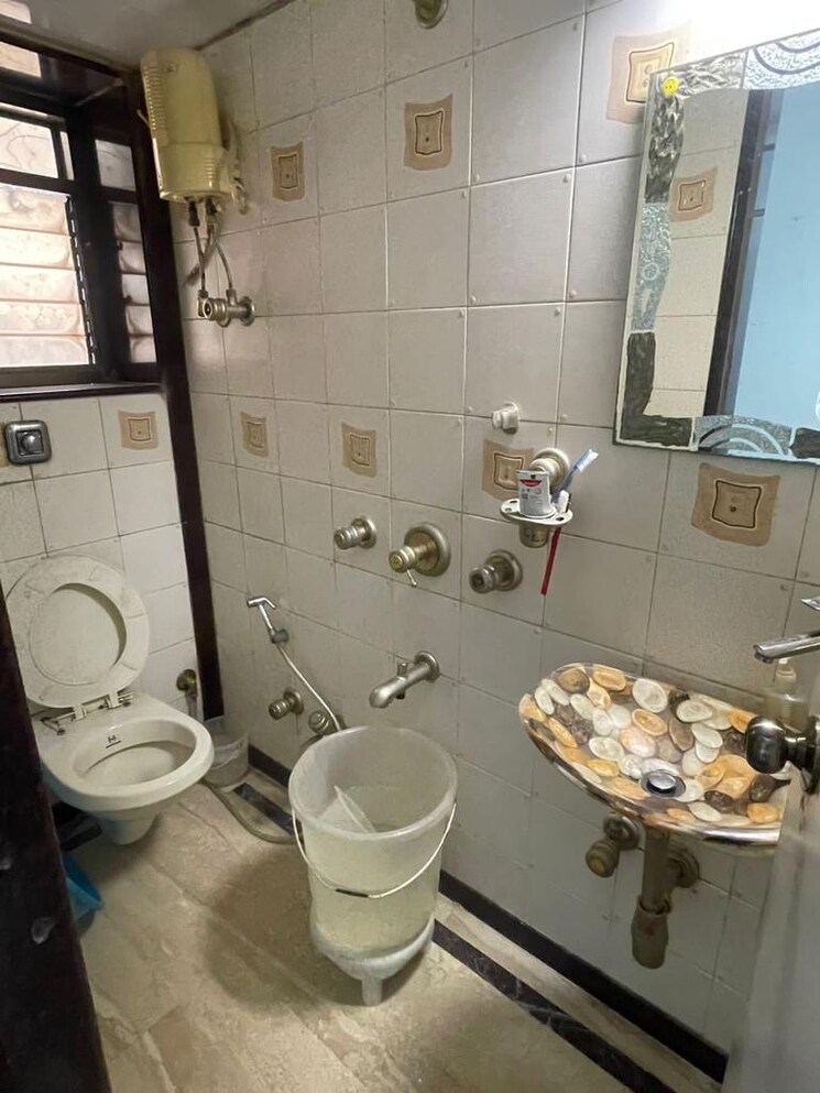 Bathroom, santacruz west 3 Bedroom 1000 Sq.Ft. Apartment In Santacruz West Mumbai 8080990