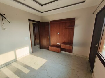 Room in 3 BHK Builder Floor at Sector 9a – for Rent