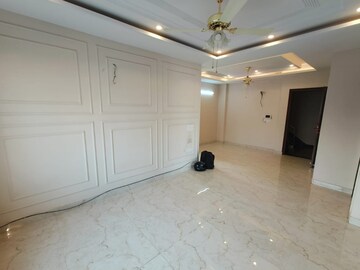 Room in 3 BHK Builder Floor at Sector 9a – for Rent