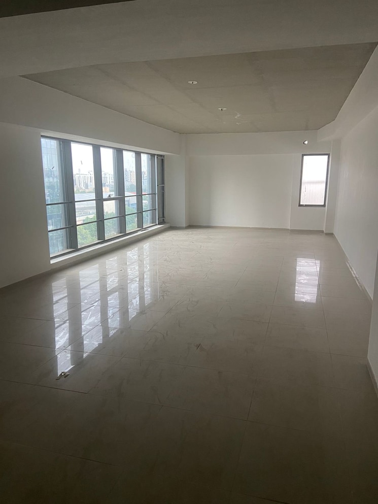 Room, sg highway Commercial Office Space 1050 Sq.Ft. In Sg Highway Ahmedabad 8081057