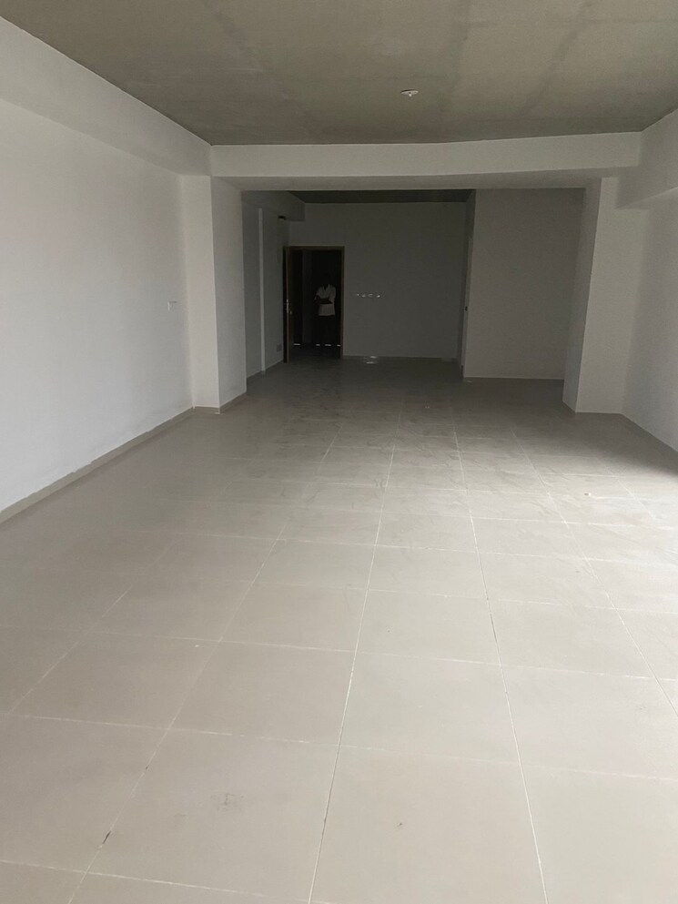 Room, sg highway Commercial Office Space 1050 Sq.Ft. In Sg Highway Ahmedabad 8081057