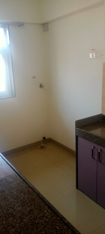 Room in 1 BHK Apartment at Hubtown Garnet, Andheri East – for Rent
