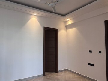 Room in 4 BHK Builder Floor at Sector 63 – for Rent