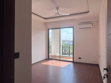 Room in 4 BHK Builder Floor at Sector 63 – for Rent