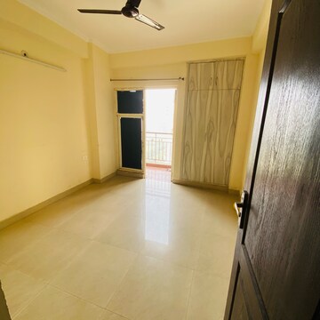 Room in 2.5 BHK Apartment at Aims Golf City, Noida Central – for Rent