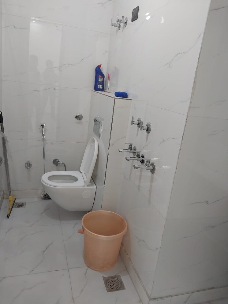 Bathroom, paschim vihar 2.5 Bedroom 80 Sq.Yd. Apartment In Paschim Vihar Delhi 8081219