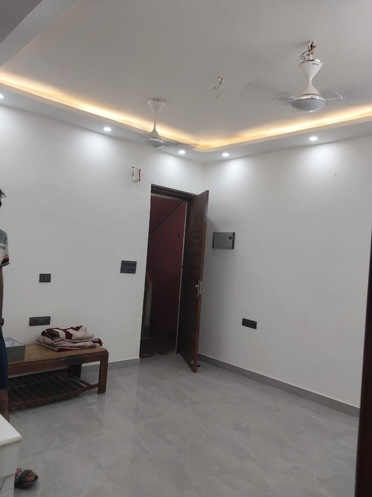 Room, paschim vihar 2.5 Bedroom 80 Sq.Yd. Apartment In Paschim Vihar Delhi 8081219