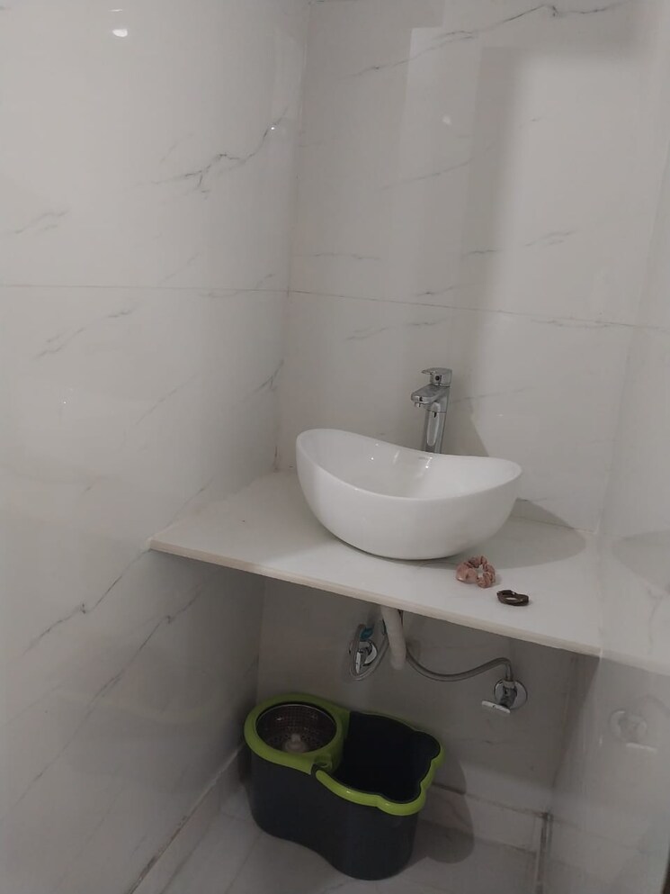 Bathroom, paschim vihar 2.5 Bedroom 80 Sq.Yd. Apartment In Paschim Vihar Delhi 8081219