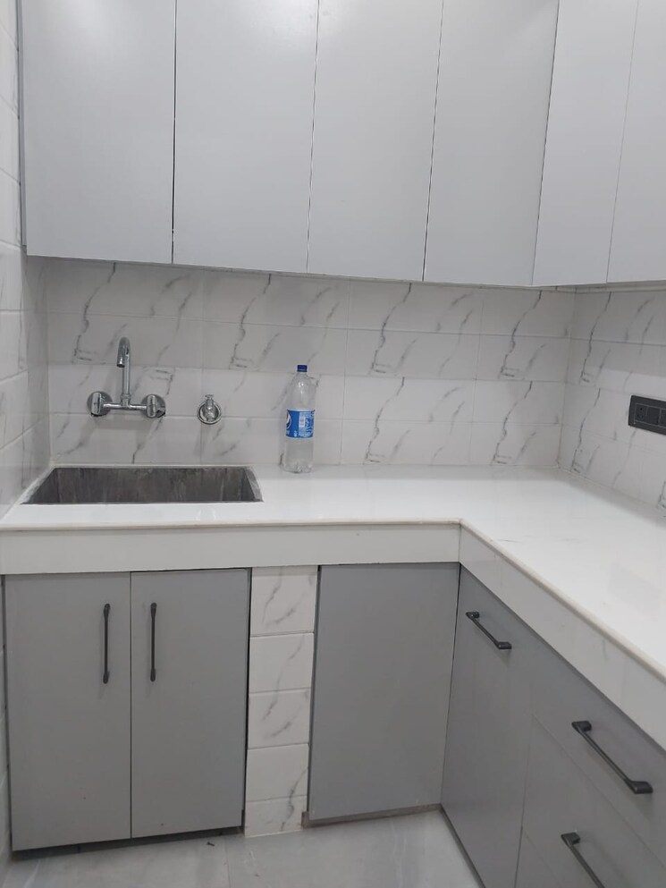 Kitchen, paschim vihar 2.5 Bedroom 80 Sq.Yd. Apartment In Paschim Vihar Delhi 8081219