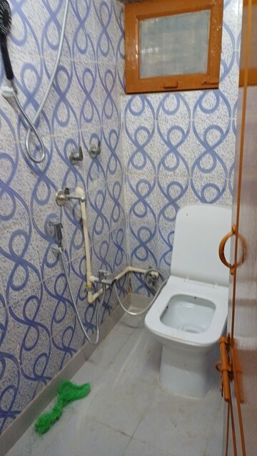 Attached Bathroom in 1.5 BHK Apartment at Paschim Vihar – for Rent
