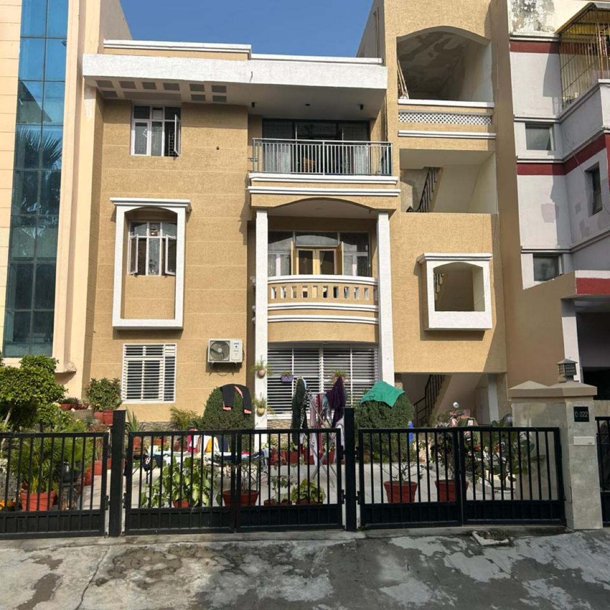 3.5 BHK + Pooja Room,Servant Room,Study Room Builder Floor For Sale in Sushant Lok 3