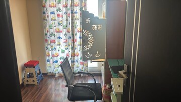 Furnished Amenities in 2.5 BHK Apartment at Microtek Greenburg, Sector 86 – for Rent
