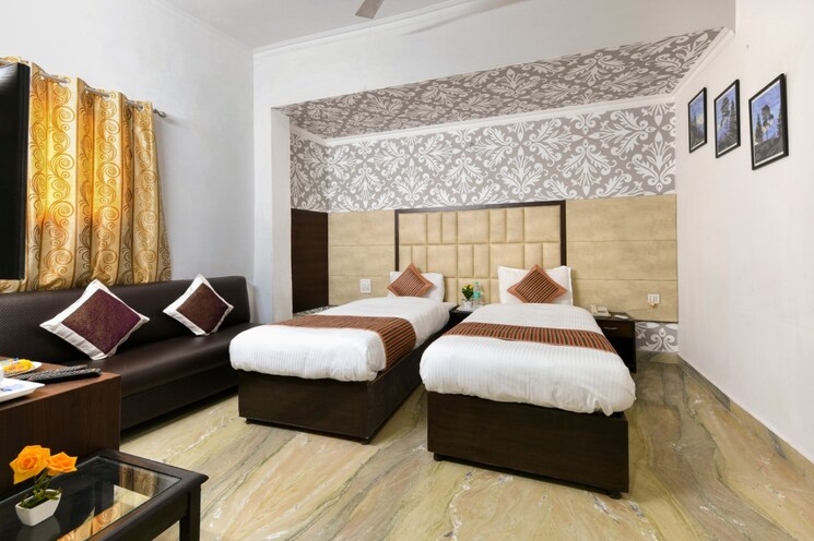 undefined, fatehabad road Commercial Showroom 338 Sq.Yd. In Fatehabad Road Agra 8081375