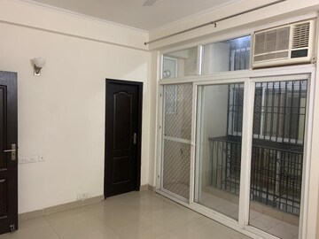 Room in 2.5 BHK Apartment at Ajnara Le Garden, Sector 16b Greater Noida – for Rent