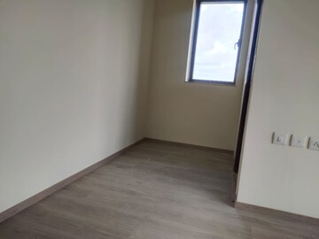 Room in 2 BHK Apartment at Omkar Signet, Malad East – for Rent
